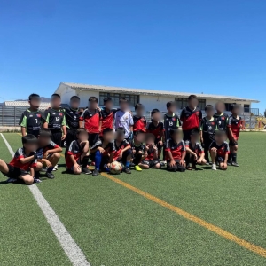 Estudiantes de 1° y 2° Básico juegan un partido amistoso